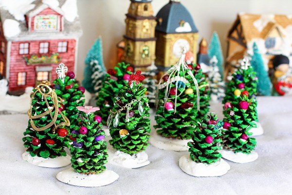 21 DIY Pine Cone Crafts That Will Give Your Home A Festive Feel