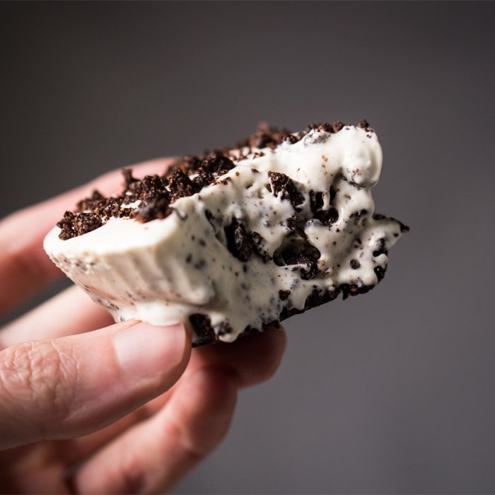 (No-Bake!) Cookies ‘N Cream Fat Bombs