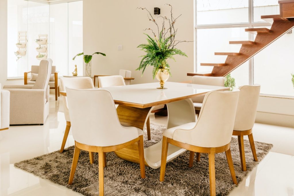 how to make a dining room look bigger