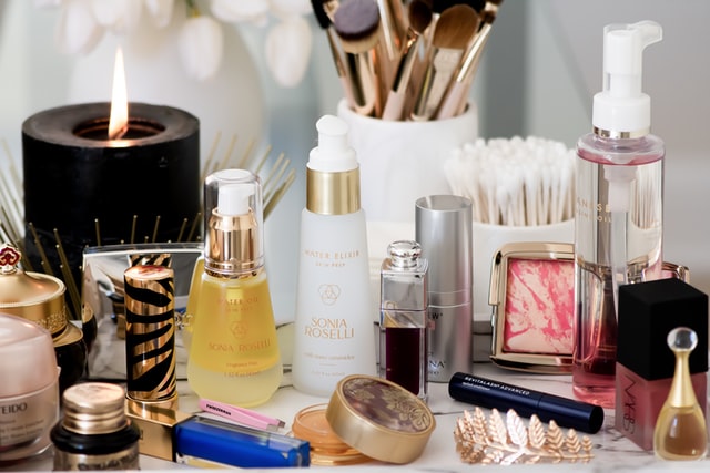 Makeup organization for dressing table