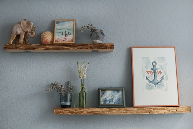 Displaying pictures on shelf
