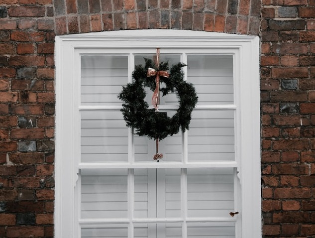 Wreath to decorate window without curtains
