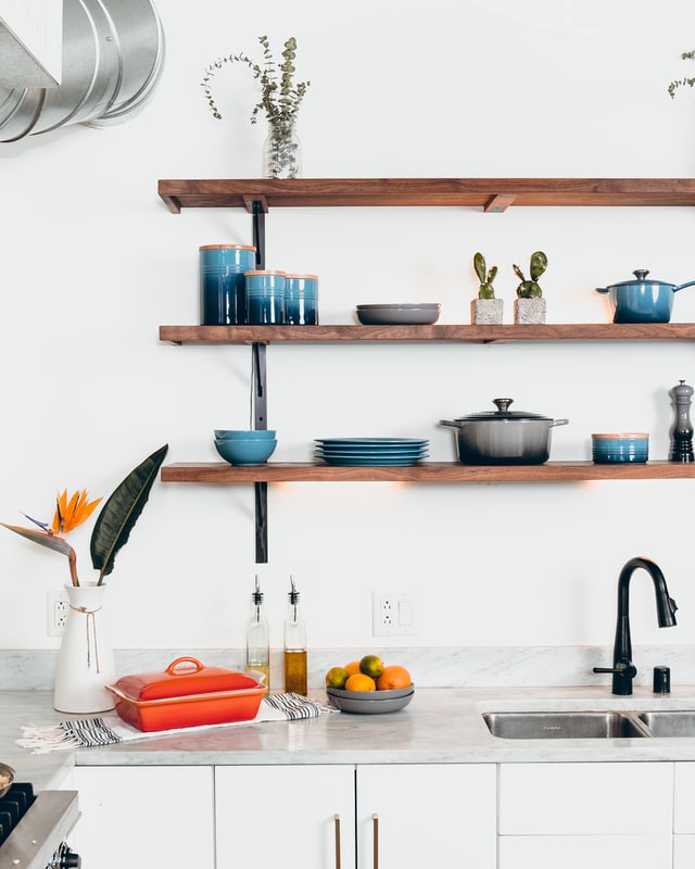 decorating open kitchen shelves with dishes