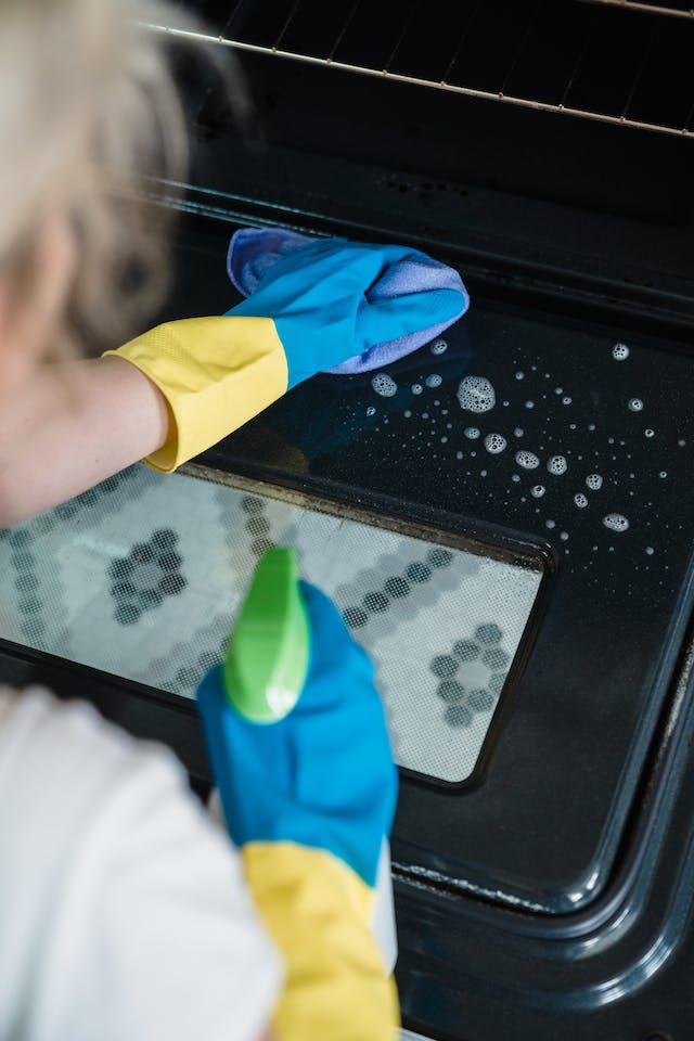 cleaning oven with baking soda