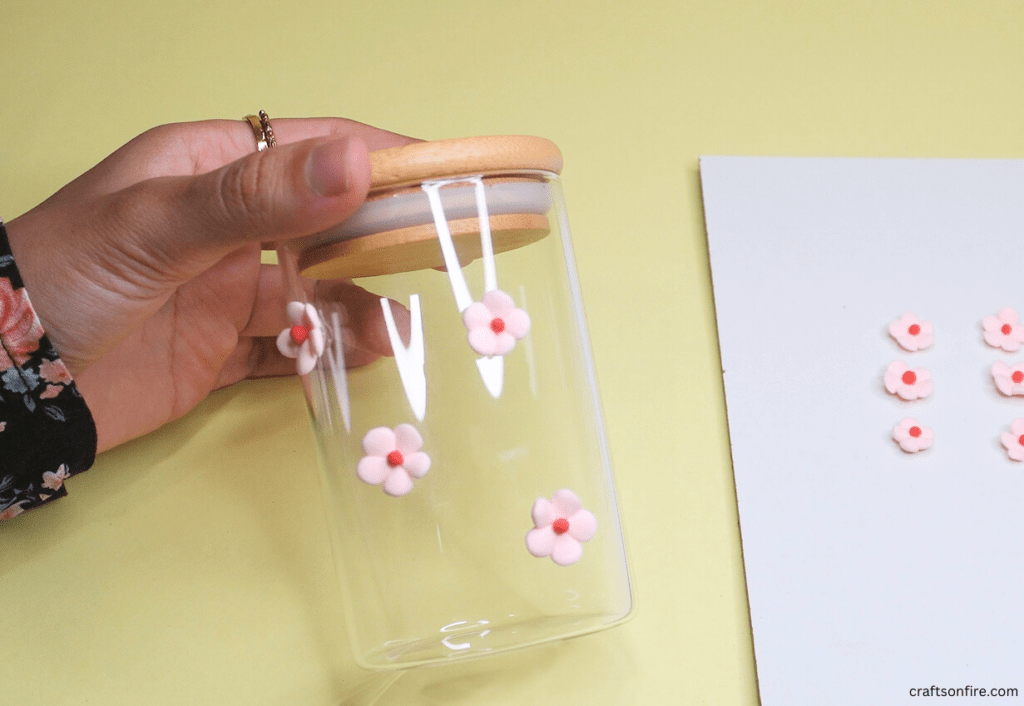 how to decorate glass jar with flowers